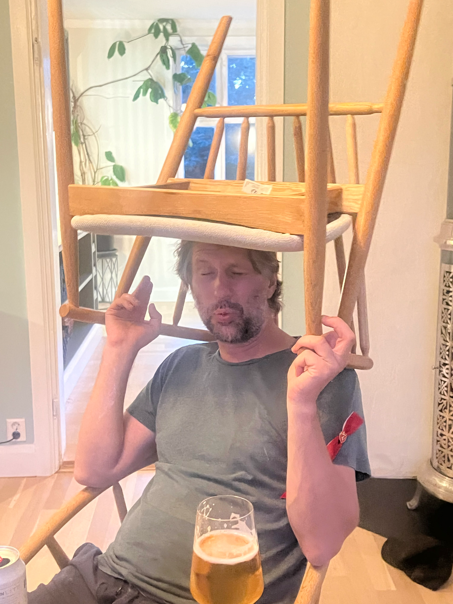 Christen balanserer en stol på hodet med lukkede øyne