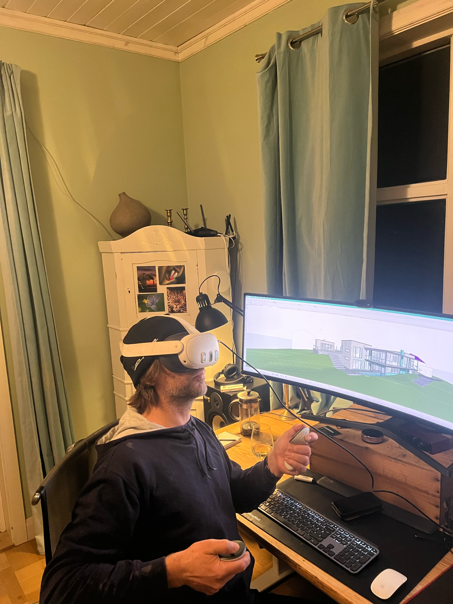 Christen utforsker en arkitekturmodell med VR-briller